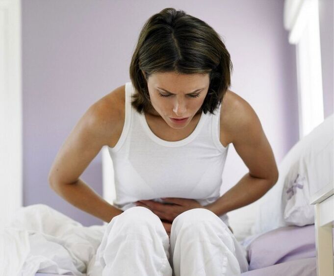 Женщину беспокоят симптомы глистного поражения. 